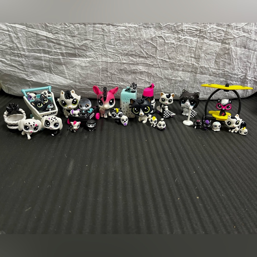 LPS Black & White Pets - Lot of 12 Pets, 15 Mini Pets, + Accessories